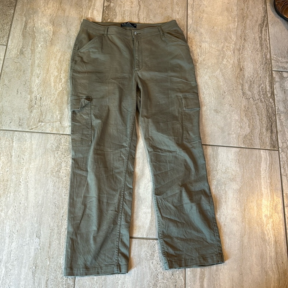 BARELY WORN Hollister Cargo Pants